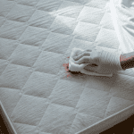 Enlever tache de sang sur matelas main gantée