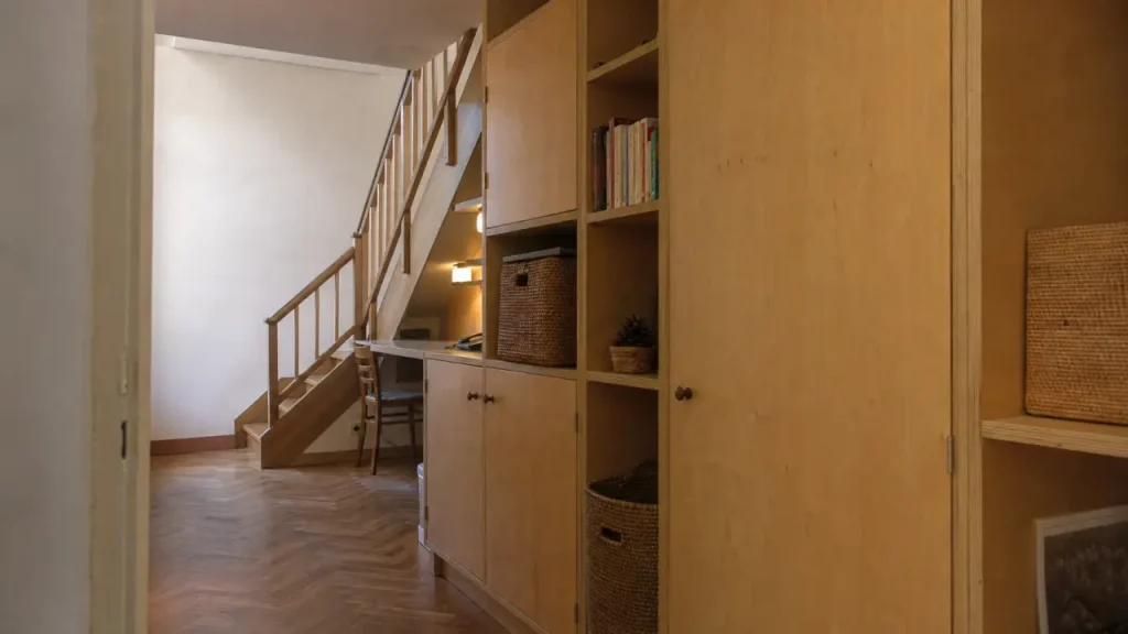 Aménagement sous escalier ouvert : rangement et bureau sous l’escalier