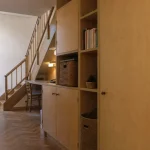 Aménagement sous escalier ouvert : rangement et bureau sous l’escalier