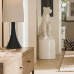 Animaux décoration intérieure : libellule en verre sur console en bois clair