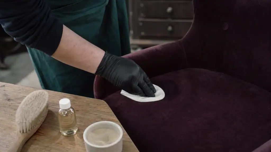Comment nettoyer un fauteuil en velours : tache tamponnée sans abîmer le velours