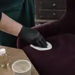 Comment nettoyer un fauteuil en velours : tache tamponnée sans abîmer le velours