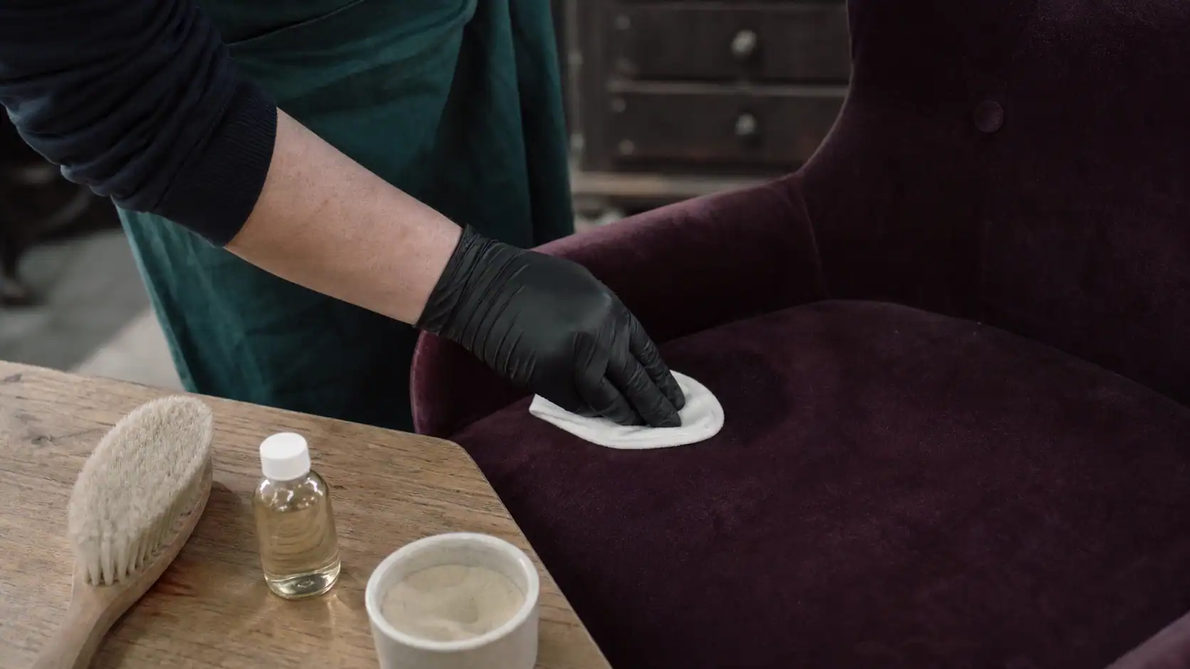 Comment nettoyer un fauteuil en velours : tache tamponnée sans abîmer le velours