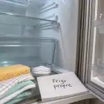 Nettoyer frigo : éponge, vinaigre blanc et bicarbonate pour enlever les odeurs