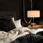 Noir et blanc chambre : linge blanc cassé et coussins noirs, lumière douce