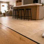 Jonction salon parquet cuisine carrelage : parquet chêne et carrelage beige