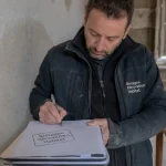 Conseiller Bretagne rénovation habitat dans une maison bretonne avec humidité à traiter.