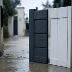 Différents matériaux portail : aluminium, PVC, bois et acier, entrée de maison