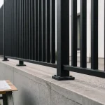 Clôture aluminium pour muret ajourée noire sur muret en béton