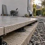 Revêtement sol béton extérieur avec drainage durable et pente vers rigole.